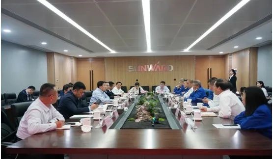鄂爾多斯市委書記牛俊雁考察山河智能