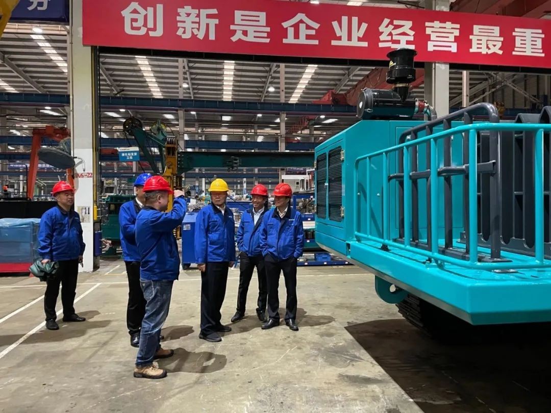 聯合開發出成果！山河智能壓裂管道運輸車下線
